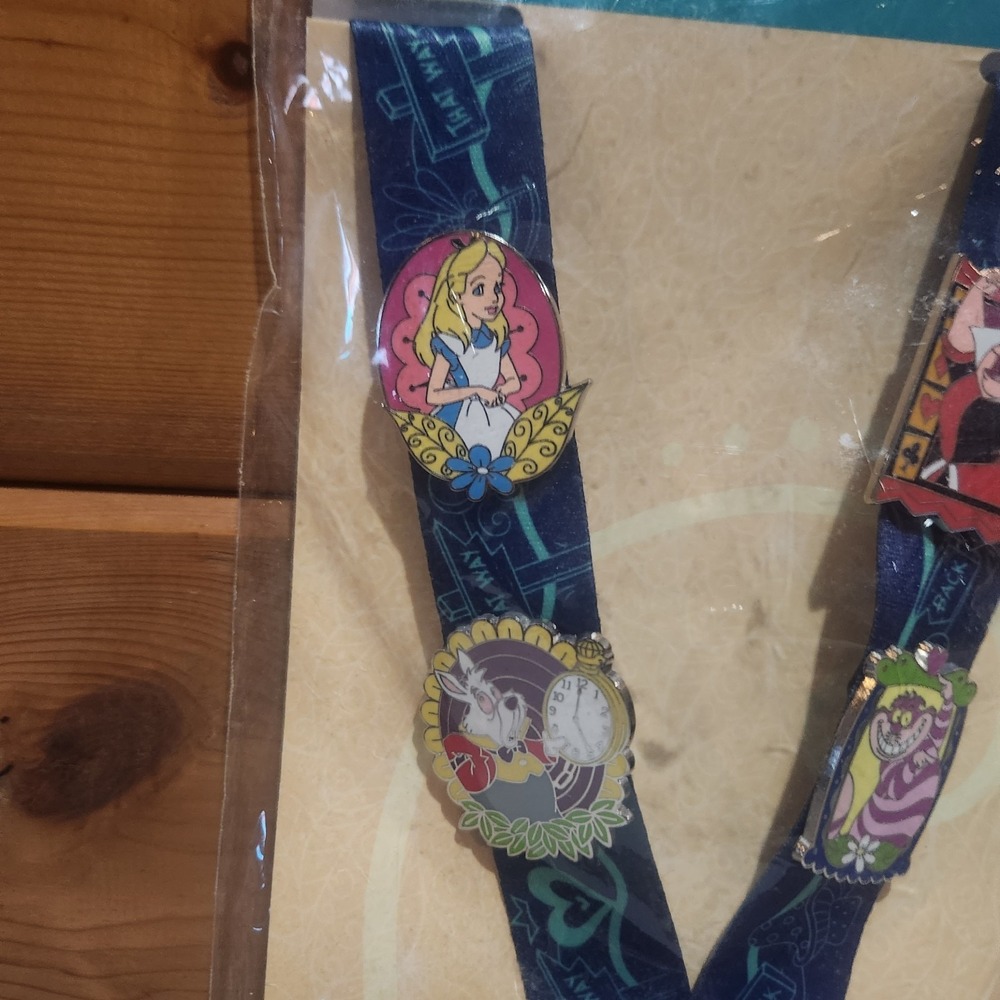 Alice In Wonderland Disney Pins And Lanyard 4 Park Trading Starter Pin Set New - Picture 4 of 7